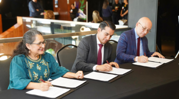 Photo of signing event in Sonora